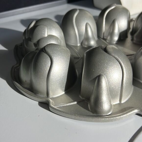 Nordic Ware Caterpillar Cakelet Pan 5 cup / 1.2 liter - Picture 4 of 8